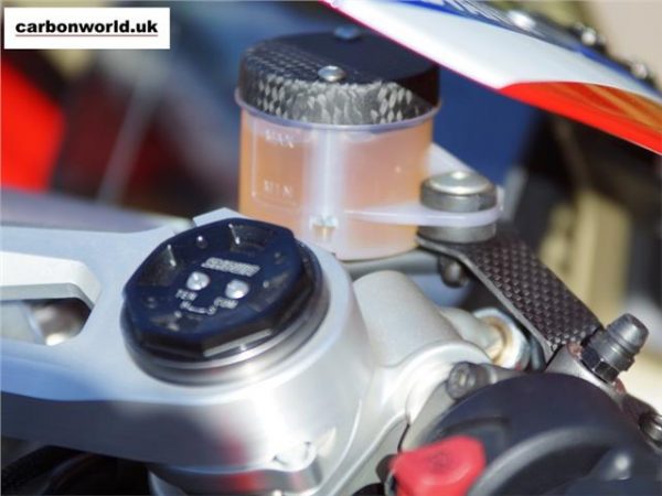 https://shared1.ad-lister.co.uk/UserImages/dccdce45-84a2-4984-a788-dd7d038e16de/Img/carbonworldv4/brake-fluid-reservoir-cap-in-carbon-panigale-streetfighter-v4-fitted.jpg